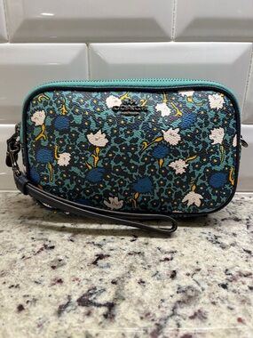 Coach Yankee Floral Print Double Zip Clutch/Wristlet EUC